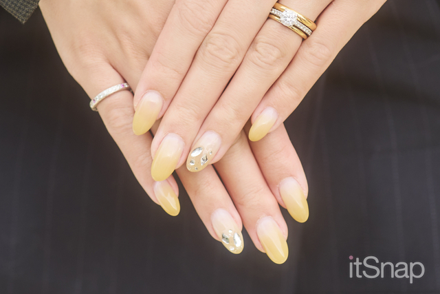 Happy感のあるイエローネイルにクリアストーンをON