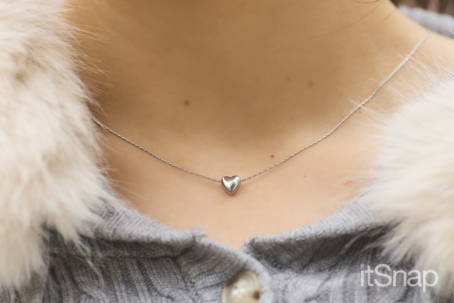 繊細なシルバーハートが首もとにきらめくポイント