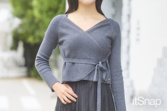 しなやかニットのカシュクール×リボンで美シルエット