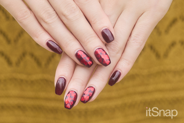 ボルドーにハートを忍ばせた艶ネイルで秋らしい色香を♡