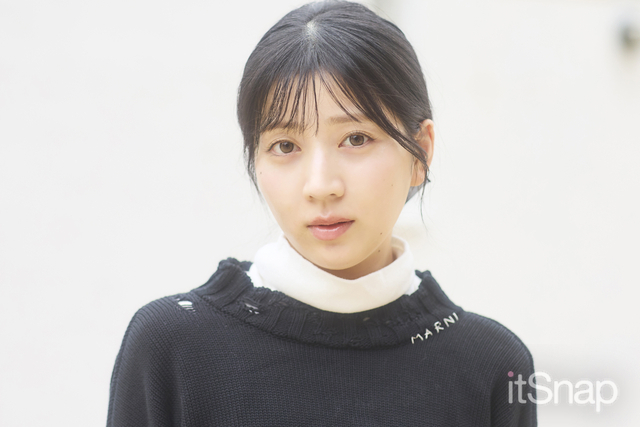 前髪を軽く流したすっきりタイトで小顔効果も！