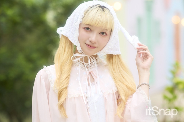 毛先を巻いたツインテールにバブーシュカをON♡