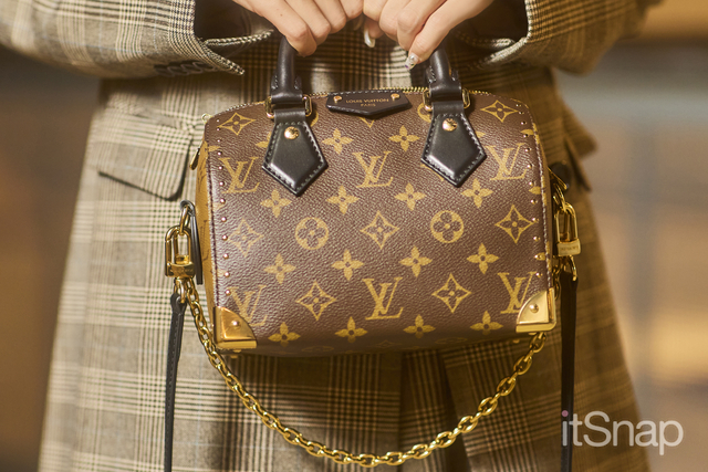 スタッズ×モノグラムで存在感たっぷりの一生もの