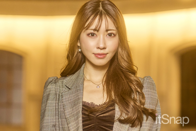 ゆるい外巻きロングで華やかさとやわらかさを両立♪