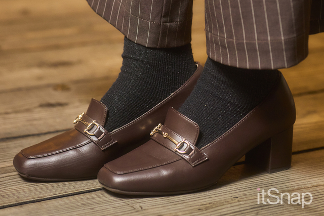 ローファーなのにガーリーな丸みのあるトゥが◎
