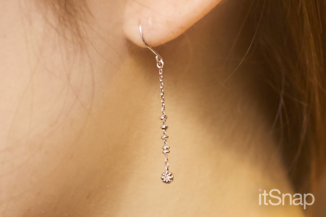 繊細チェーンのロングピアスで動くたびにきらめきプラス