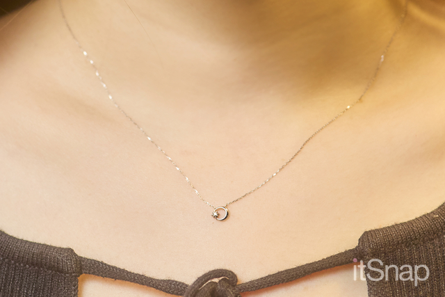 ムーンモチーフのきゃしゃネックレスがフェミニン♡

