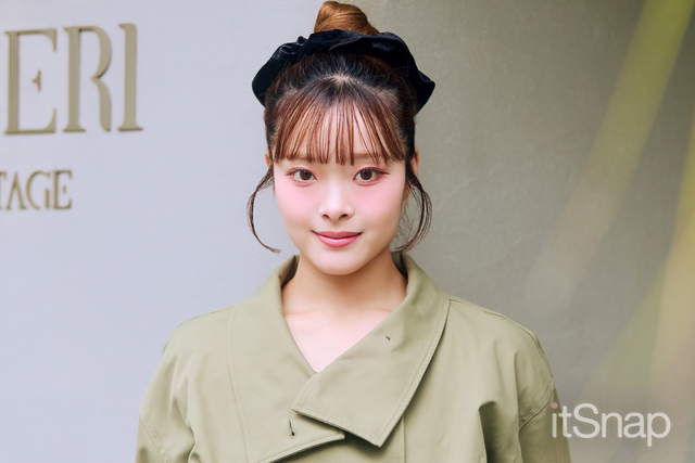 大きめシュシュを添えたお団子ヘアでうしろ姿もSo Cute