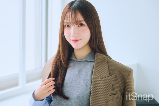 ほんのり赤みを帯びたツヤ感ストレートがこなれ感◎