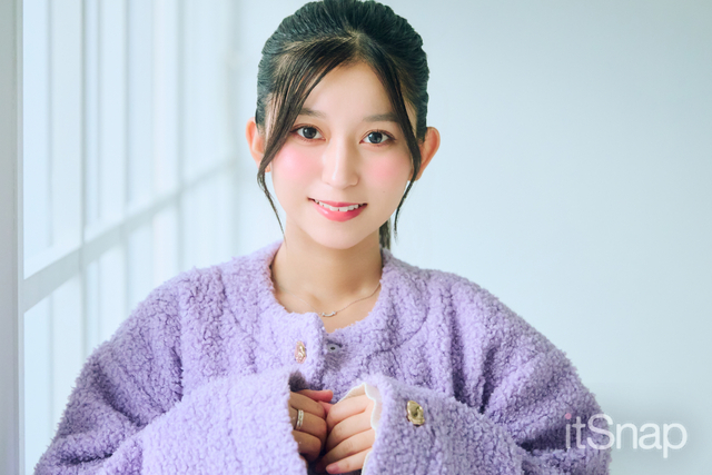 すっきりポニーテールにおくれ毛を添えて可憐な表情に♡