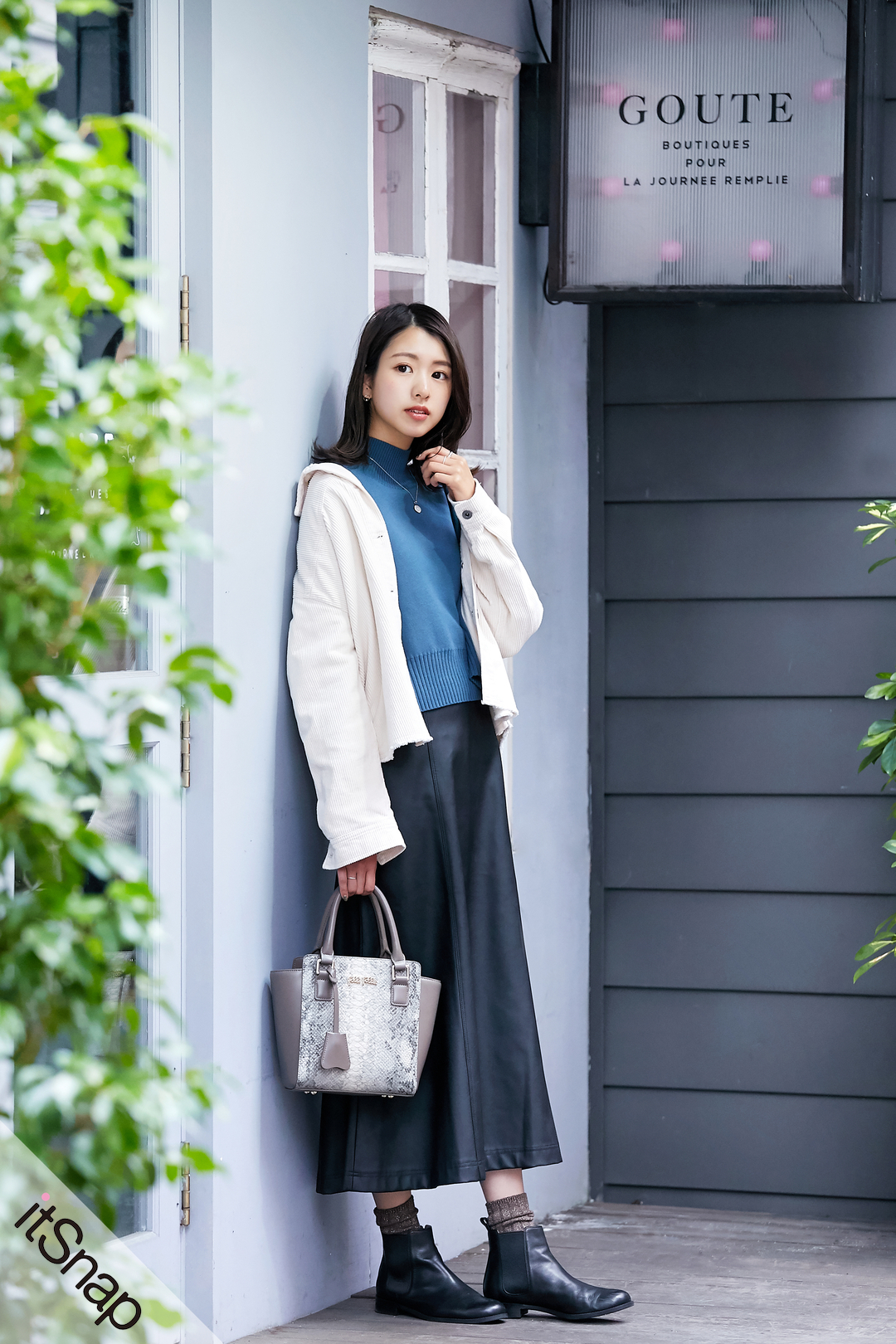 知的なブルータートルニットを投入で 上品なのにプレイフルな愛され