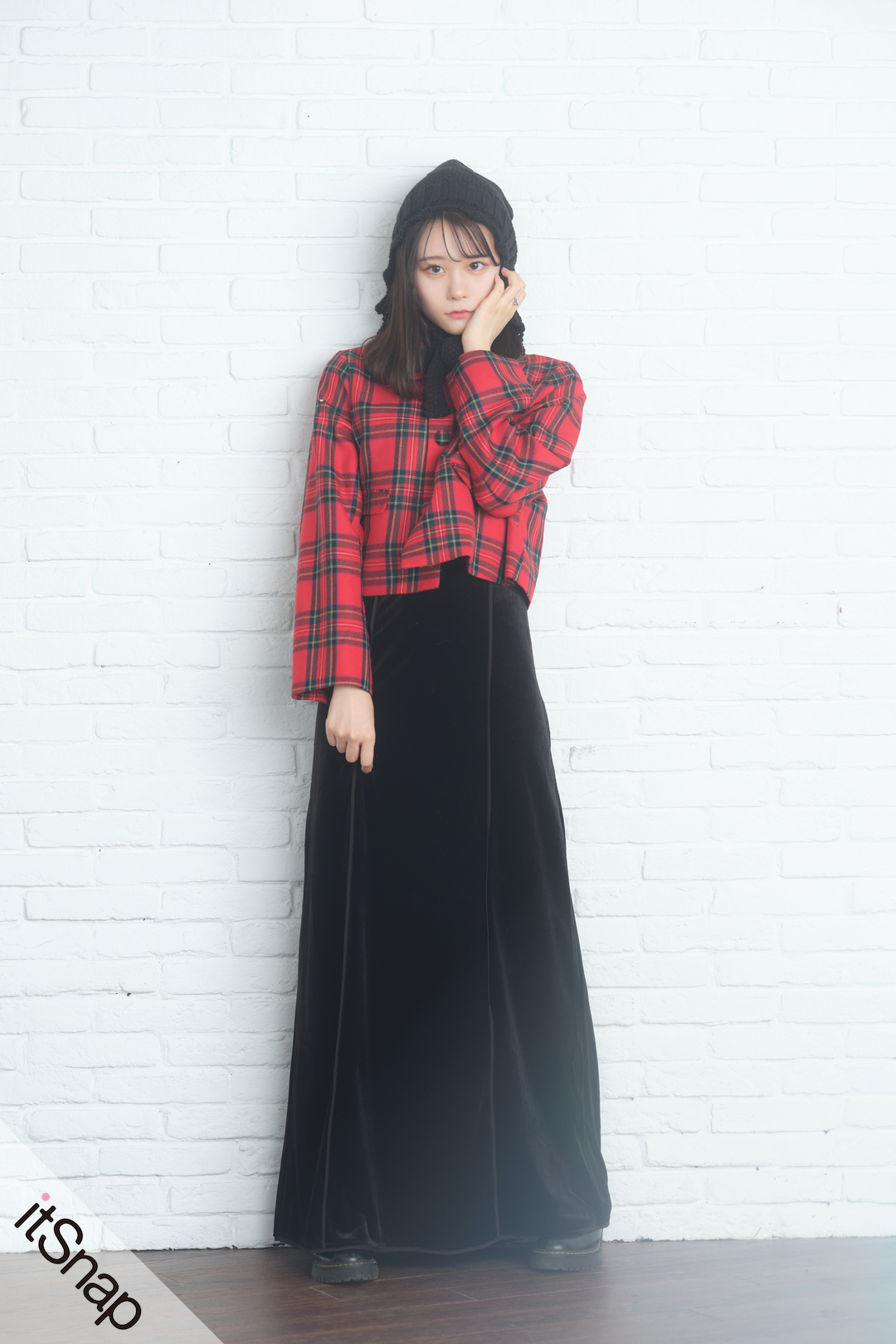 冬気分を上げる赤チェック×ベロアで 遊び心&上品さのある印象的な装い