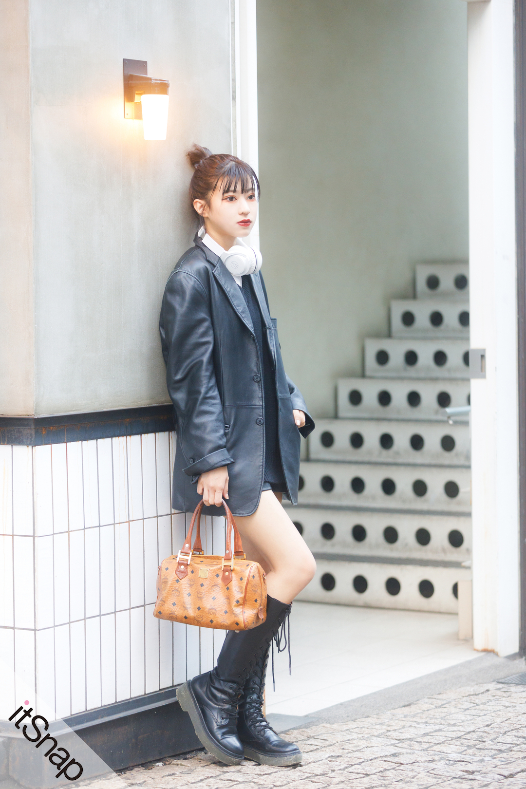 ハンサムな黒レザージャケットを 女らしく着こなす脚見せが黄金