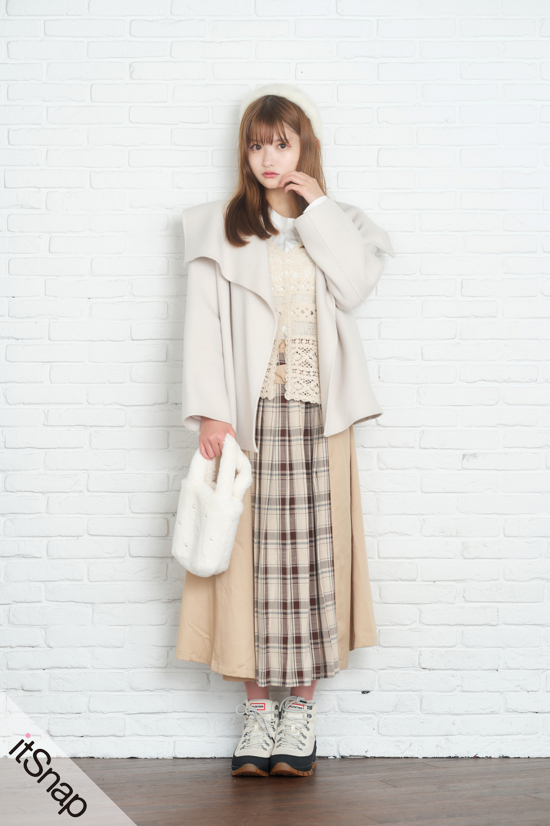 大人ガーリーな白メインのスタイリングが 冬の雪を連想させるヤバい可愛さ♡[渡邉歩咲]のコーディネート｜itSnap（イットスナップ）