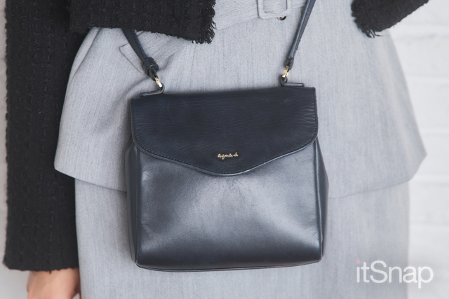 ゴールドの筆記体ロゴが特徴のagnès b.のレザーバッグ