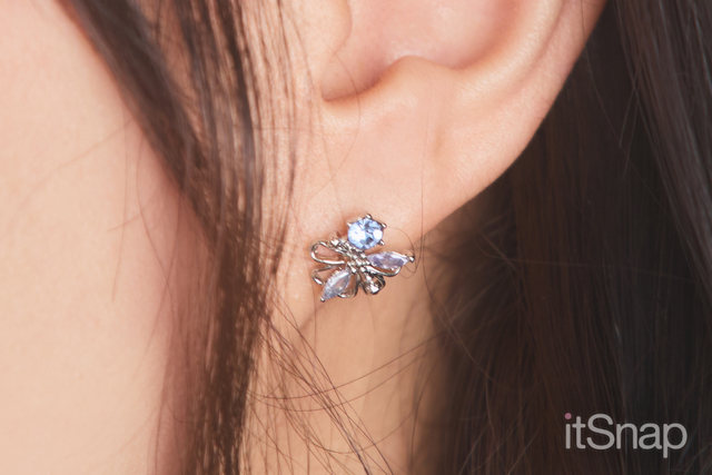 シルバー×ブルーの色味で透明感のあるバタフライピアス