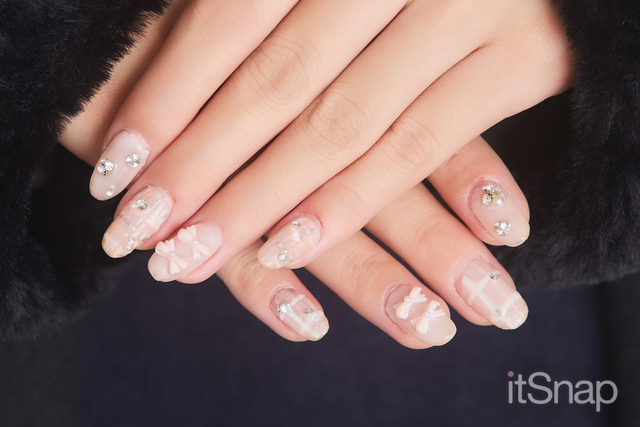 リボン&ビジューがなじむセルフのピンクネイルがGood