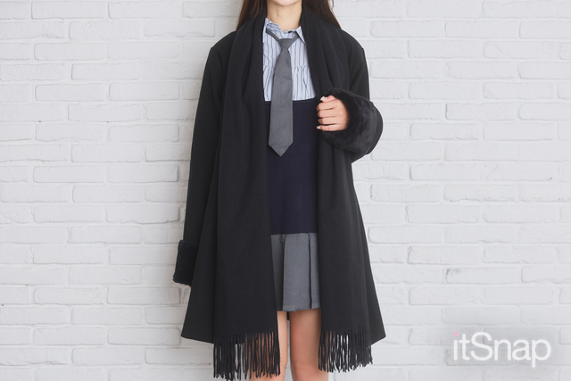 コート、ミニワンピ、ストールのすべてのバランスがマッチ