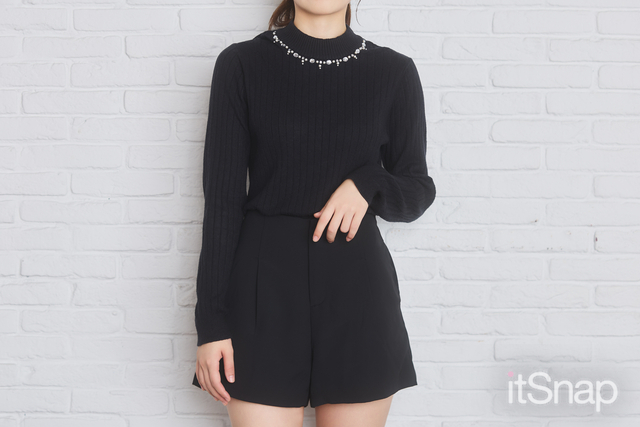 パール付きニットでアクセ要らずの華やかさをプラス♪