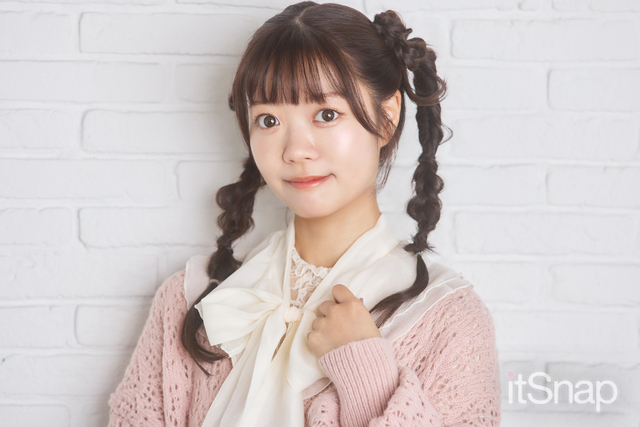 細め三つ編みを取り入れたアレンジでガーリー感を強調♡