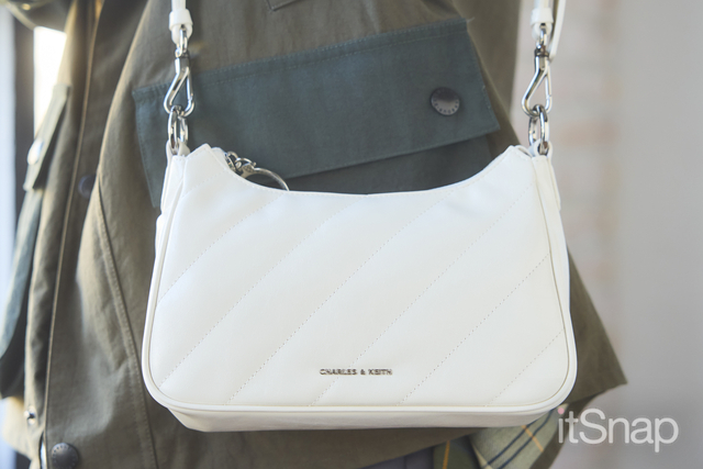 シンプルなホワイトバッグで冬コーデに軽さ出し！