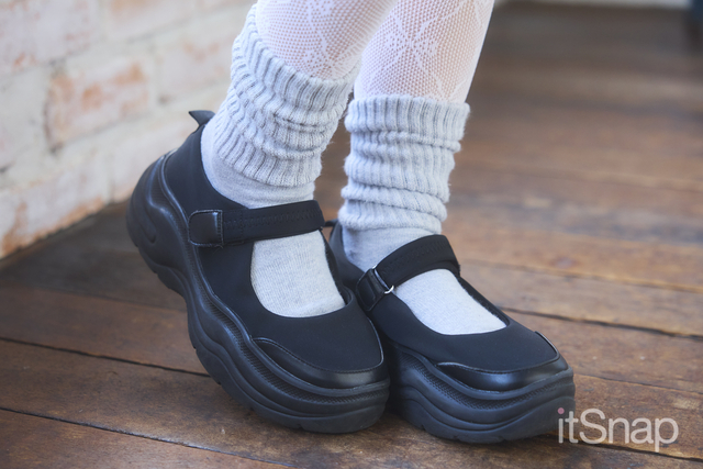 丸みフォルムが愛らしい厚底で歩きやすさとトレンド感を