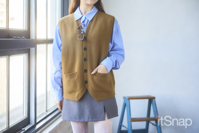 ぬくもりベストで奥行き出し&ブルーシャツでさわやかに