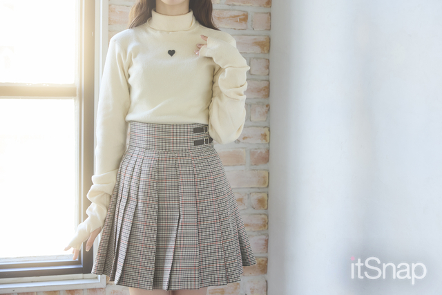 胸元ハート&フィンガーホールがCuteな愛されニット