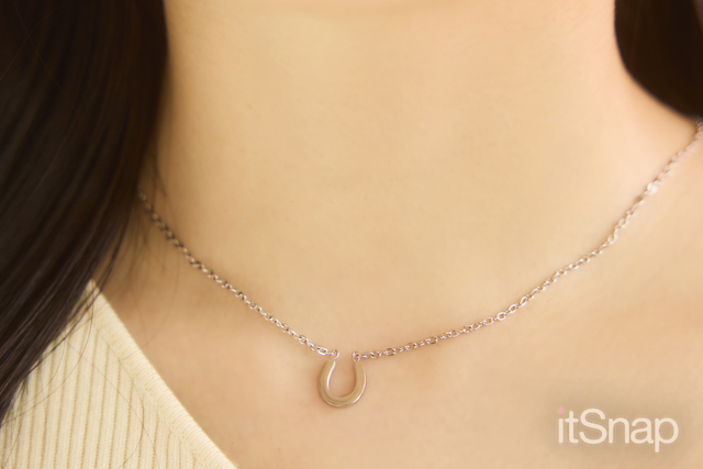 エレガントなネックレスがデコルテをさりげなく艶やかに☆