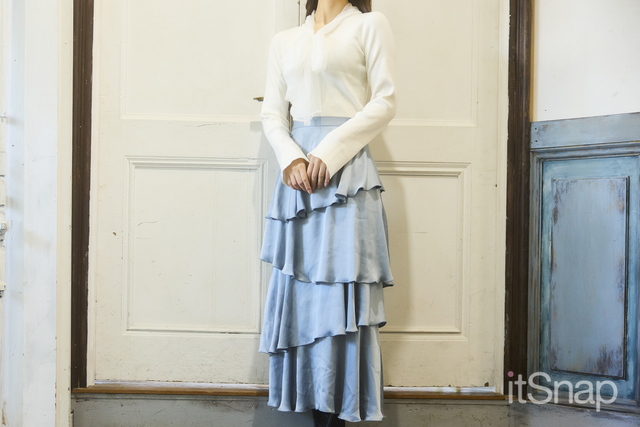 冬の空気に溶け込むくすみブルーが白ニットにお似合い