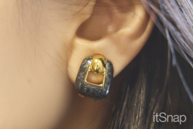 アンティークなイヤリングでちょっとした大人の余裕を