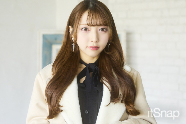 ゆるく巻いた耳かけロングヘアでフェミニンさが倍増♡