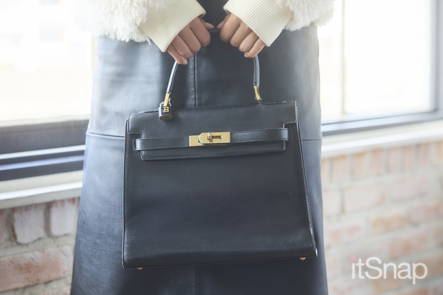 上質レザー×ゴールド金具が大人の女性らしさを引き立て