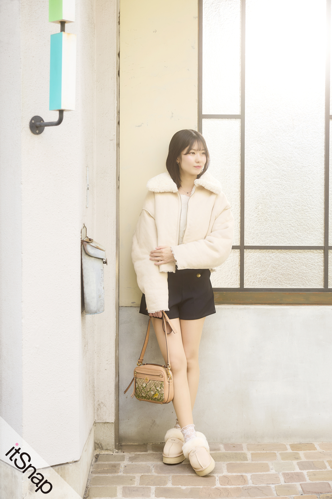 冬王道のムートンジャケット× ショートパンツが脚見せヘルシーで