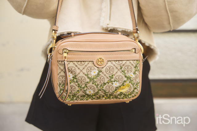 刺しゅうが主役のitバッグでコーデに華やぎをひと添え