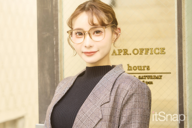 くるんとした前髪とおくれ毛残しのまとめ髪がムード最高