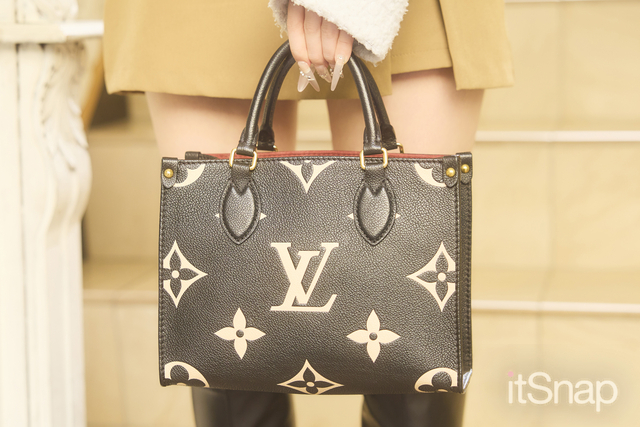 大きめのモノグラム柄が可愛いバッグを主役に！