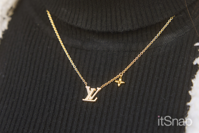 ピアスとリンクする“LV”ロゴがきらめきをON！