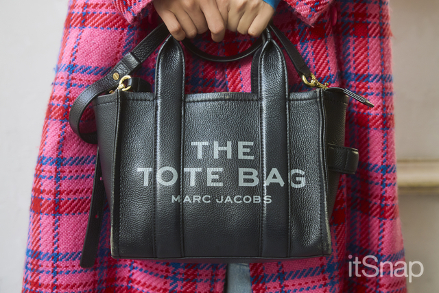 万能なブラックバッグで派手コーデを自然と中和