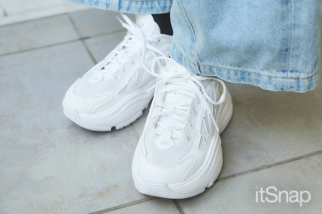 重めコートにはボリューミーなスニーカーでバランスを♪