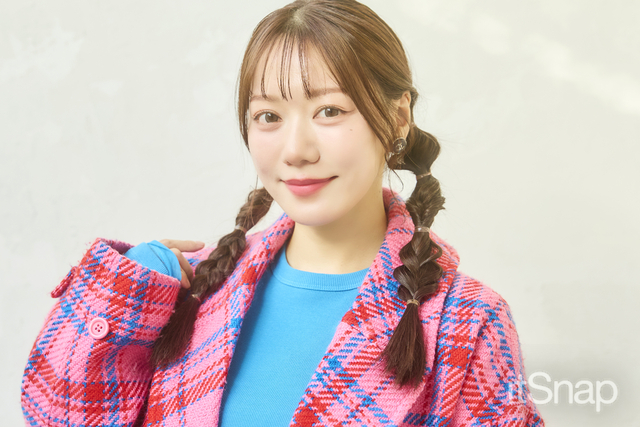 コーデに合わせた遊び心のある三つ編みツインテール♡