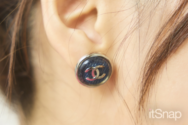 デニム調のCHANELロゴがほどよい存在感をプラス!