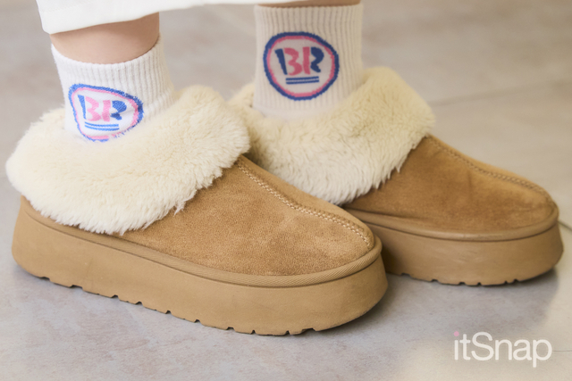 愛らしいムートンブーツにキッチュなソックスをON
