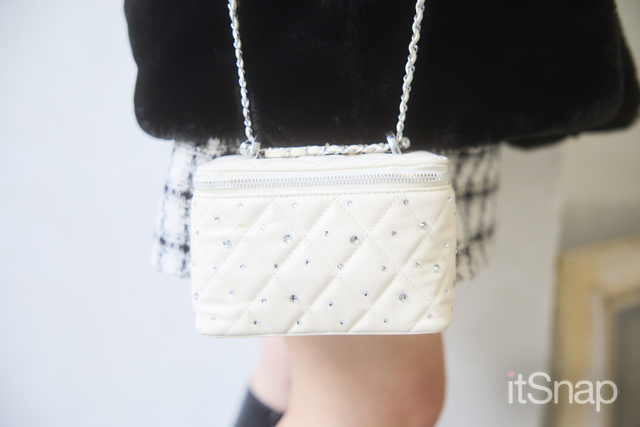 ラインストーンがきらめくバニティバッグで女子力UP