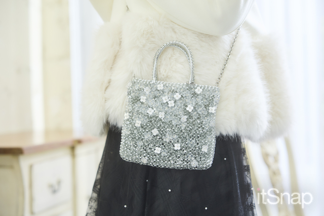 フラワービジューが目をひくアクセ感覚バッグ!