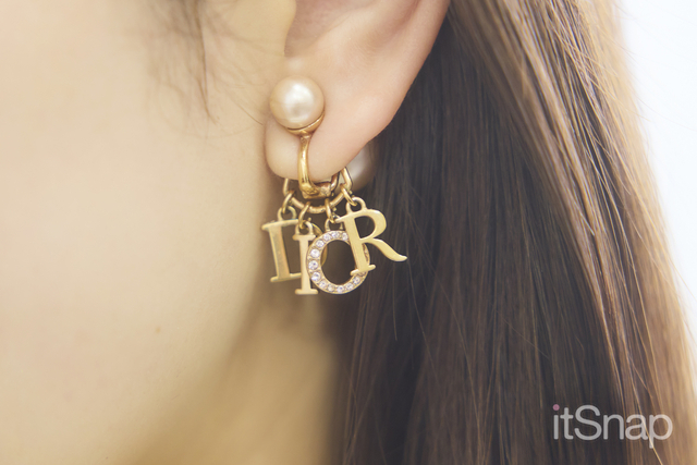 ロマンティックなロゴイヤリングがデートコーデを格上げ