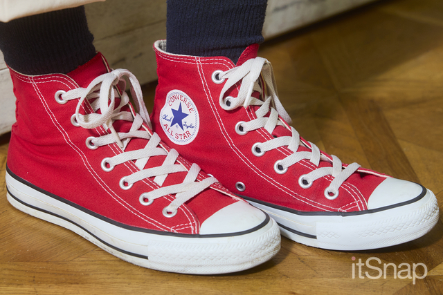 鮮やかな赤色のハイカットスニーカーでリズムをプラス