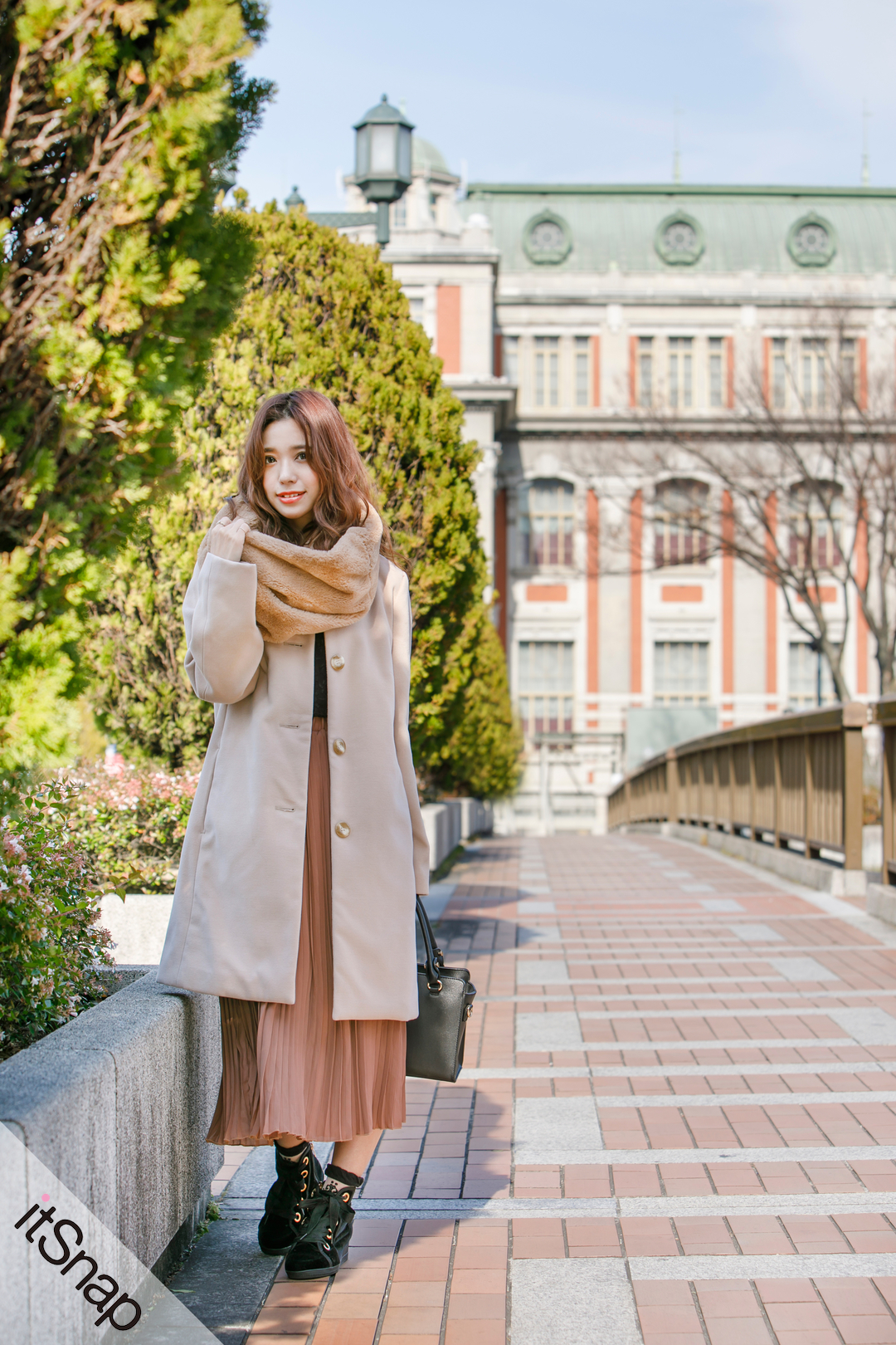 ナチュラルフェミニンなベージュの 品格コーデで甘フレンチな気分に