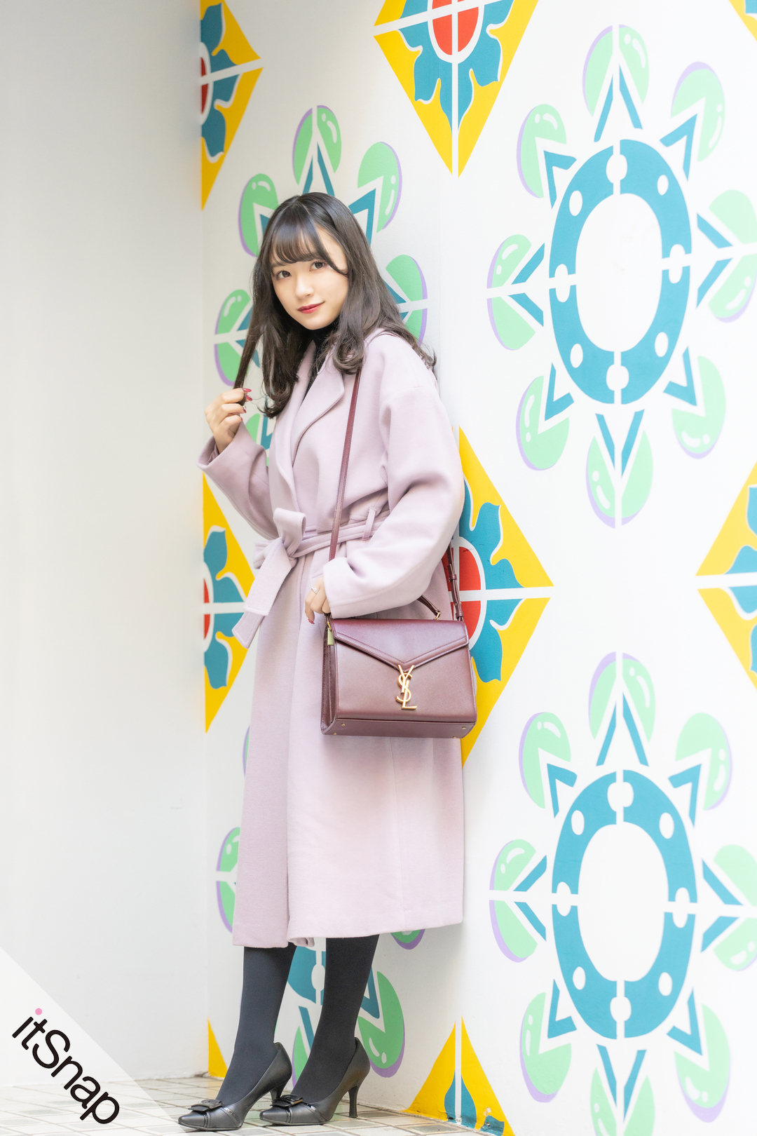 ラベンダーコート×ボルドーバッグの 女子力配色が目をひくたたずまい  