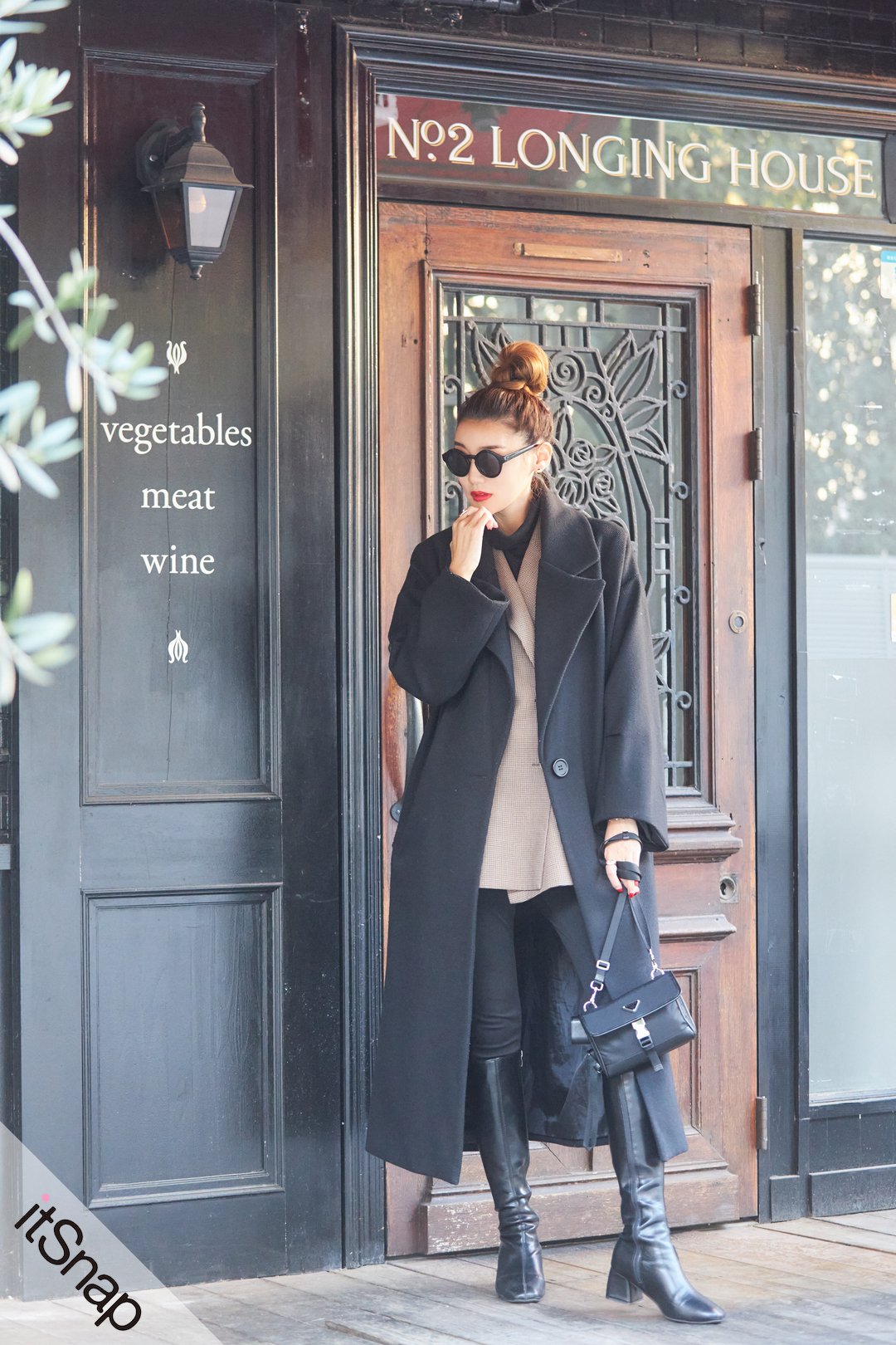 黒ロングコート×ベージュジャケットの 上級重ね着テクでトラッド